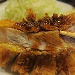 とんかつ やまいち - ソースをかけて