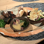 Toratatsu Um Ai Hayashi - お任せ前菜。蛍烏賊の酢味噌和え、バイ貝、茄子の揚げ浸し、ポテトサラダ、菜の花、烏賊煮物。