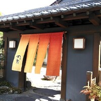 丸新 - 入り口前