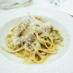 ペレグリーノ - 手打ちパスタ　タリオリーニ　鹿島産ハマグリとフランス産　遮光栽培で葉を軟化させたタンポポ"ピンサリ"和え