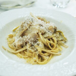 ペレグリーノ - 手打ちパスタ　タリオリーニ　鹿島産ハマグリとフランス産　遮光栽培で葉を軟化させたタンポポ"ピンサリ"和え