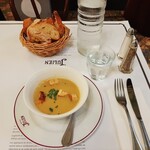 Bouillon Julien - 前菜はリーキとじゃが芋のスープ2.6ユーロ、粉の風味が素朴な味わいのパンはかごに山盛り