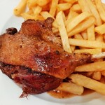 Bouillon Julien - こんがりパリッと焼いた皮目が完璧な香ばしさ、1本1本がどっしりと太くお芋の甘味が強いフライドポテト