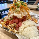 Lemongrass Express Waikoloa - アヒポケ･ボウル(ランチスペシャル)　$14.50-　素揚げウドン､ボリューム感満載だが不要 箸で蓋の方へごっそり移動 アヒポケとライスが食べ易くなった キハダマグロのコンディションは良い 少々スパイシーだが甘めの醤油漬けはイケる ご飯の方はかなり多い