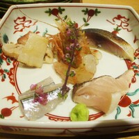 乙味 あさ井 - 本日のお造り：鬼海老（石川）、ホッキガイ、平貝、鰆の炙り、サヨリ、鯖の炙りレモンバルサミコ酢に紫蘇の花。　　　　　2020.03.14