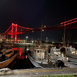 Houuntei Ecchan - 戸畑港からの夜のライトアップされた若戸大橋と漁船