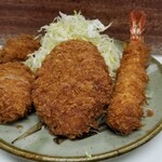 Tonkatsu Miyoshi - 左から　カキフライ、ヒレカツ、メンチカツ、エビフライ