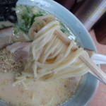 一番星 - 麺は中麺ｽﾄﾚｰﾄで、ｴｯｼﾞのあるｽｸｴｱ断面、中低加水率ﾁｮｲﾔﾜ