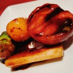 中華 うずまき - トマト、金柑、つぼみ菜、ウド炒め