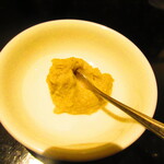 黄鶴 - ８５ｇのビッグふかひれ焼売　８５０円（税込）の辛子のアップ【２０２０年３月】