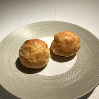 レストランひらまつ 広尾 - メニューＢ １１８００円。チーズを練りこんだシュー。食感、温度、風味、味わい、すべてが美味しく、素晴らしいスターターです（╹◡╹）