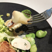 レストランひらまつ 広尾 - メニューＢ １１８００円。春野菜とリードヴォーのソテー。ホワイトアスパラが絶品です！ 瑞々しさとコク、甘みが三位一体で、思わず微笑む美味しさです（╹◡╹）（╹◡╹）