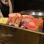 西麻布 焼肉 X - 　　宝箱から♪食材が☆