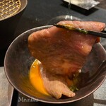 西麻布 焼肉 X - 　卵黄をくぐらせて♪