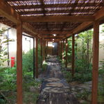 山咲 - お部屋へ続く、小道です。