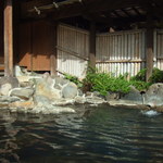 山咲 - 男性露天風呂の湯船から、脱衣場方向を撮影。