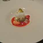 リストランテ カノフィーロ - ピスタチオのパンナコッタと苺、牛乳のグラニータ