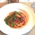 La Brianza - 近江牛レバーと腎臓のトマトソーススパゲティ。大振りレバーとコリコリ食感の腎臓ラグーソースのトマト味、少しピリ辛。たっぷりレバーが食べ応えあり味わいよくボリューミィ、腎臓の食感アクセント楽しい美味だわ～