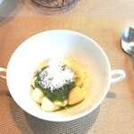 La Brianza - 出来立てバジルソース自家製ポテトニョッキ。出来立てバジルソースが凄いフレッシュさわやか、ポテトニョッキがふっくらやわらかであり、モチモチでもある。ニョッキは耳たぶのようなやわらかさなの～