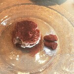 La Brianza - ティラミスとピーカンナッツショコラ。ブリアンツァのふんわり濃厚ティラミス大好き。ピーカンナッツのショコラ甘さ程よく控えめなのが好みだわ～。いっぱいあったら手が止まらないだろうデビルなおいしさ。