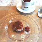 La Brianza - ティラミスとピーカンナッツショコラと紅茶。気分で紅茶にしてみた～