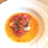 La Brianza - 本日の鮮魚ヒラメのグリル。レモンバターソースのような印象。トマトとケーパーがたっぷりのおソースが絶妙、ヒラメの味わいを何倍にも膨らませていたおいしさでした。