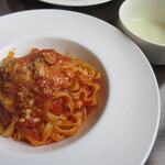 三日月 - あさりとイカのトマトソースパスタ