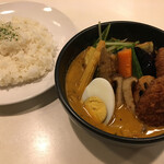Koukiya - 彩り12種の野菜カレー、メンチカツトッピング（ココナッツスープ、１辛、ライス大盛り）