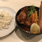 Koukiya - 絶品！鶏ザンギカレー、ジャンボウインナートッピング（トマトスープ、２辛）