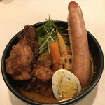 Koukiya - 絶品！鶏ザンギカレー、ジャンボウインナートッピング（トマトスープ、２辛）