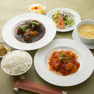≪Lunch≫ Monthly lunch menu with a choice of main course is popular♪