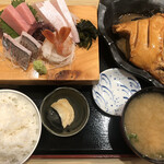 海鮮めし屋 磯人 - ご飯大盛りも可能みたいです。
これは普通盛り。