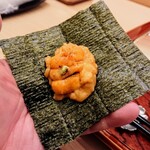 寿し道 桜田 - ウニご飯にウニ、海苔に乗せて