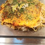 八紘 - そばを鉄板一面に広げて、じっくり焼きます。 仕上げのソースは軽く塗ってあり、好みで追加の形です。