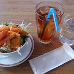 ミラクル ワールドレストラン&バー - セットのサラダとドリンク