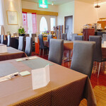 三栗 - 落ち着いたテーブル席