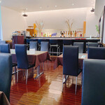 三栗 - 奥のテーブルからカウンター