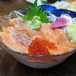 寿司ダイニング まぐろや石亭  - オーロラサーモン玉ねぎ丼