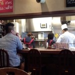 洋食屋 カーネリアン - カウンター席とキッチン