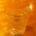 お冷やのグラスは変わった形