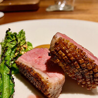 cenci - ビュルゴー鴨〜皮目にオアハカ（メキシコ唐辛子）を付けて炭火で炙ったフランス産ビュルゴー鴨。アーモンドペーストのソースがぴったり。