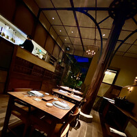 cenci - 半地下のホールは綺麗な洞窟風の立体的な広い空間。
                      レトロな設えに、大きなシャンデリアが煌びやか。
                      なかなか想定外の三次元的なお洒落な雰囲気。