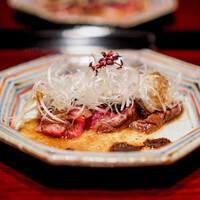 鉄板焼き いわ倉 - トモサンカクのローストビーフ 　トリュフソース