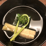 おか田 - お椀
      竹の子とこごみ、ヨモギ豆腐　木の芽