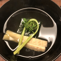 おか田 - お椀
                    竹の子とこごみ、ヨモギ豆腐　木の芽