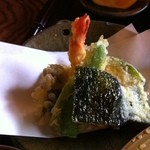Kawaneji Saryou Hirara - カラッと揚がった天ぷら、抹茶塩で食べました。