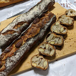 ブーランジェリー パティスリー トレトゥール アダチ - 『フリュート ミエル アマンド』４２１円（税込）