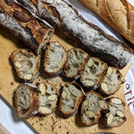 ブーランジェリー パティスリー トレトゥール アダチ - 『フリュート ミエル アマンド』４２１円（税込）