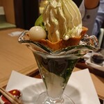 茶々屋南山園 - 濃い抹茶贅沢パフェ  クレミアソフトがデデンと乗っています  抹茶ソフトと味が両方とも濃くて美味しいです  底はくずきりがたっぷり  箸で食べます  付いてくる抹茶ソースと黒蜜で色んな味が楽しめます