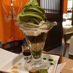 茶々屋南山園 - 西尾金の抹茶和みパフェ  抹茶ソフトクリームがたっぷりです  底は寒天とわらび餅が入っています  脇に添えられた白いスティックで抹茶を好きなだけ振りかけて食べます  横のお茶の生チョコも美味しい